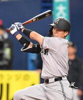 　２回、先制適時打を放つ門脇（撮影・西田忠信）