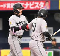 　２回、犠飛を放ち、生還した甲斐（右）とタッチする丸（撮影・西田忠信）