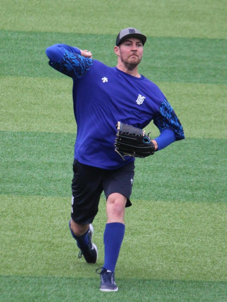 　ダイナミックなフォームでキャッチボールをするバウアー