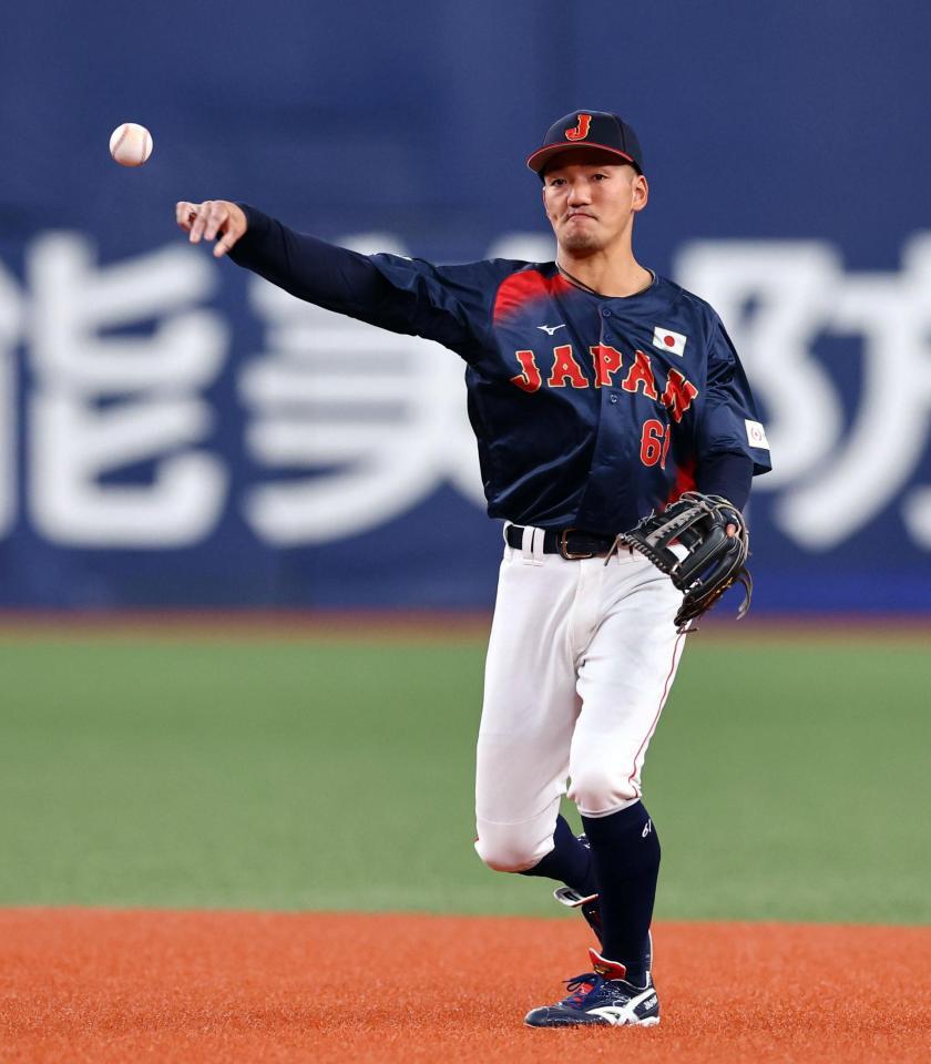 　８回、打球を捕球し一塁へ送球する矢野（撮影・山口登）