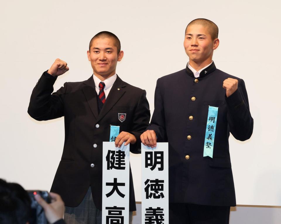 　対戦が決まった健大高崎・加藤主将（左）と明徳義塾・池田主将（撮影・石井剣太郎）
