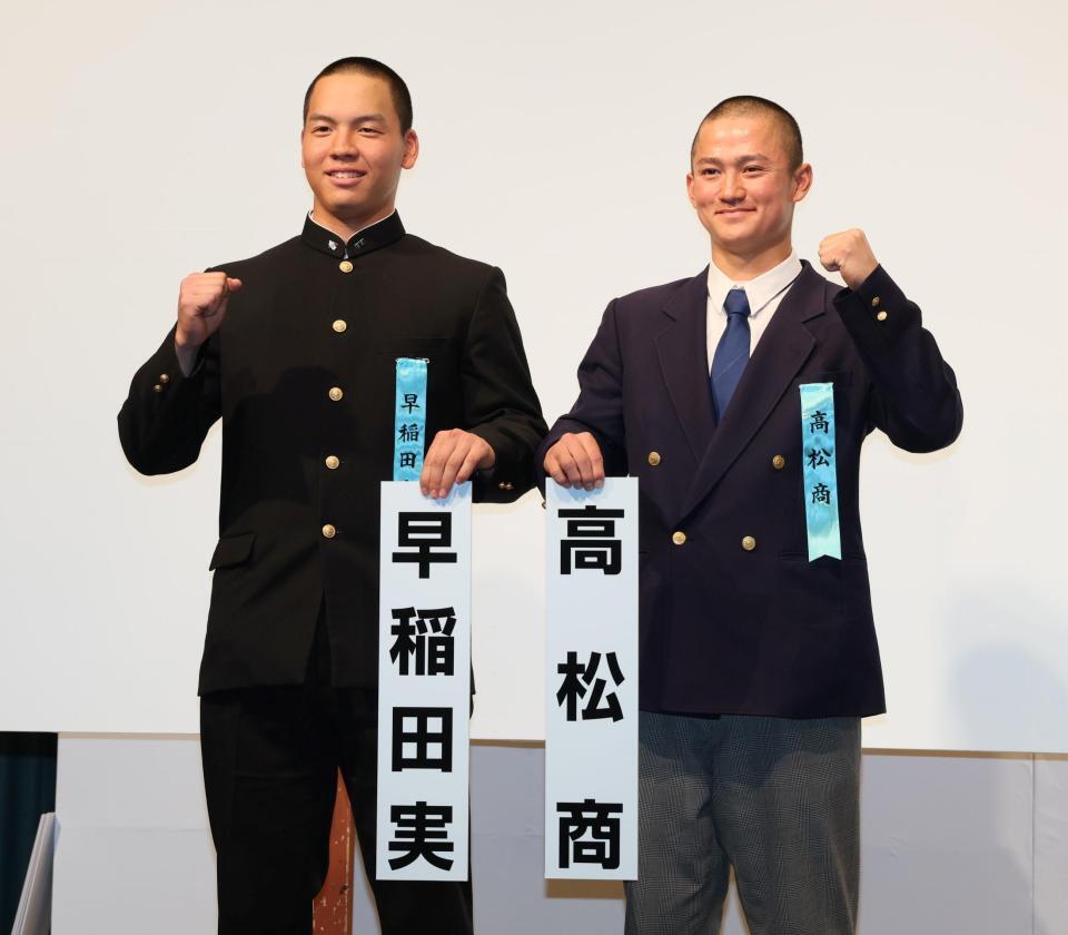 　ポーズを決める高松商・山田圭介主将（右）と早実・中村心大主将（撮影・石井剣太郎）