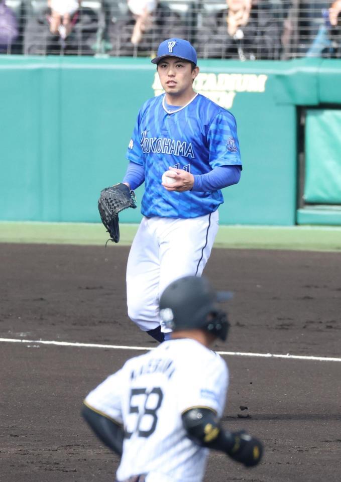 　１回、前川（手前）に先制２ランを浴びた東（撮影・中田匡峻）