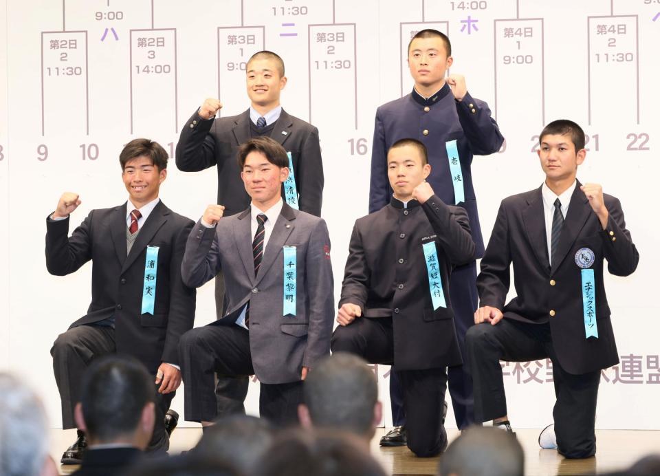 　初出場を決めポーズを決める（前列左から）浦和実・小野、千葉黎明・山本、滋賀短大付・森、エナジック・砂川（後列左から）横浜清陵・山本、壱岐・浦上（撮影・石井剣太郎）