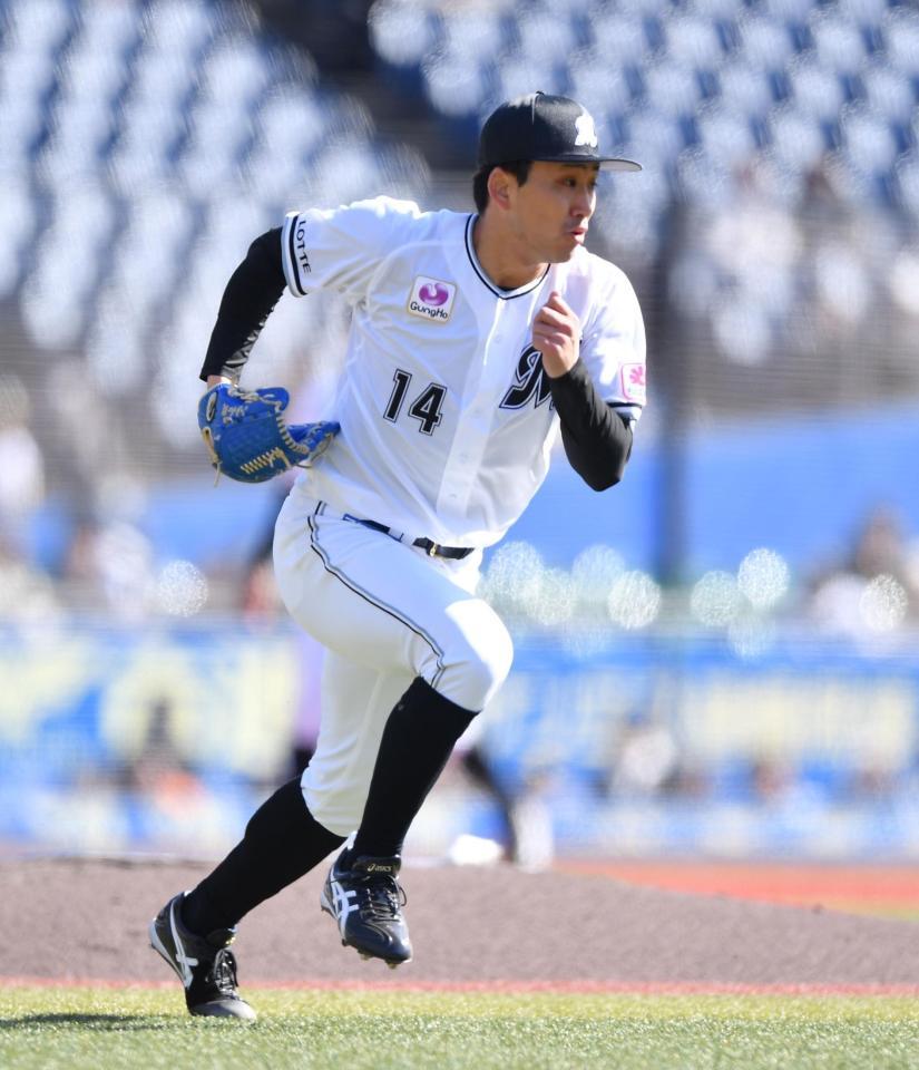 　４回、近藤を一ゴロに打ち取りベースカバーに走る小島（撮影・開出牧）