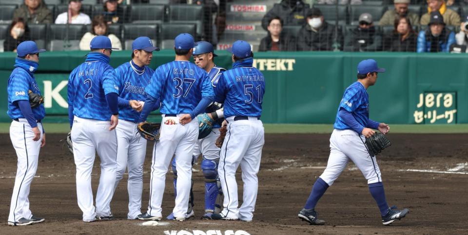 　３回、打席にヘルナンデスを迎え、三浦監督（左から３人目）から降板を告げられた東（右端）＝撮影・中田匡峻