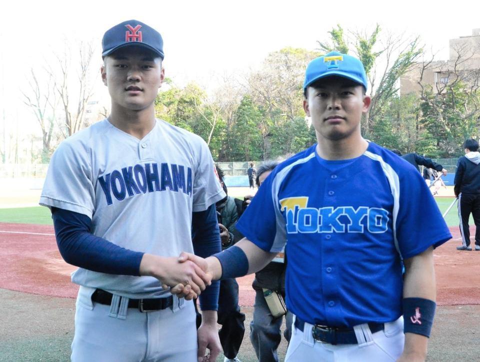 　試合前に握手を交わす横浜・阿部葉と東大・杉浦の両主将
