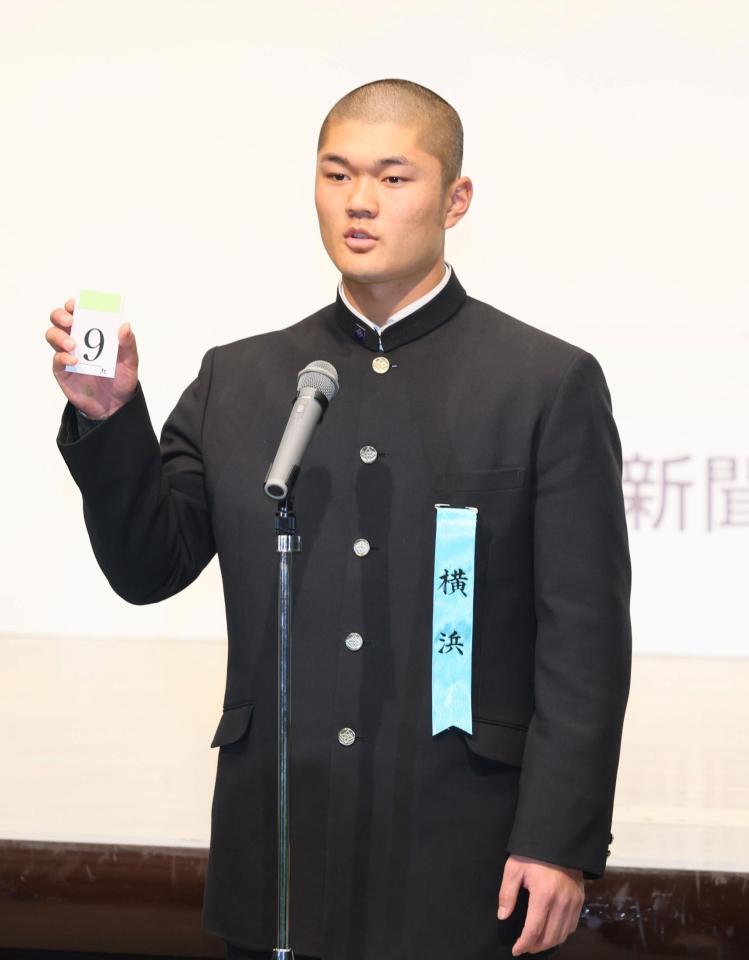 　抽選会に臨む横浜・阿部葉太主将（撮影・石井剣太郎）