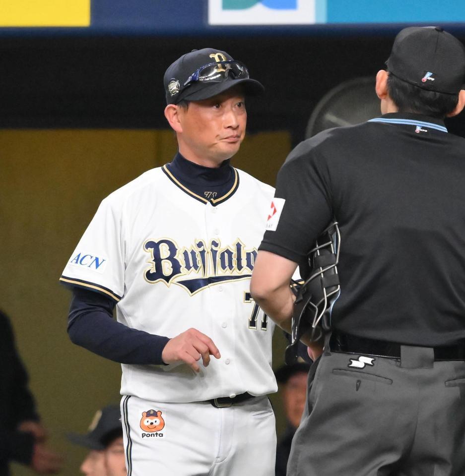 　山下の交代を告げる岸田監督（撮影・西田忠信）