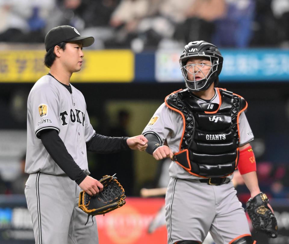 　４回を投げ終え、甲斐（右）とベンチに戻る山崎（撮影・西田忠信）