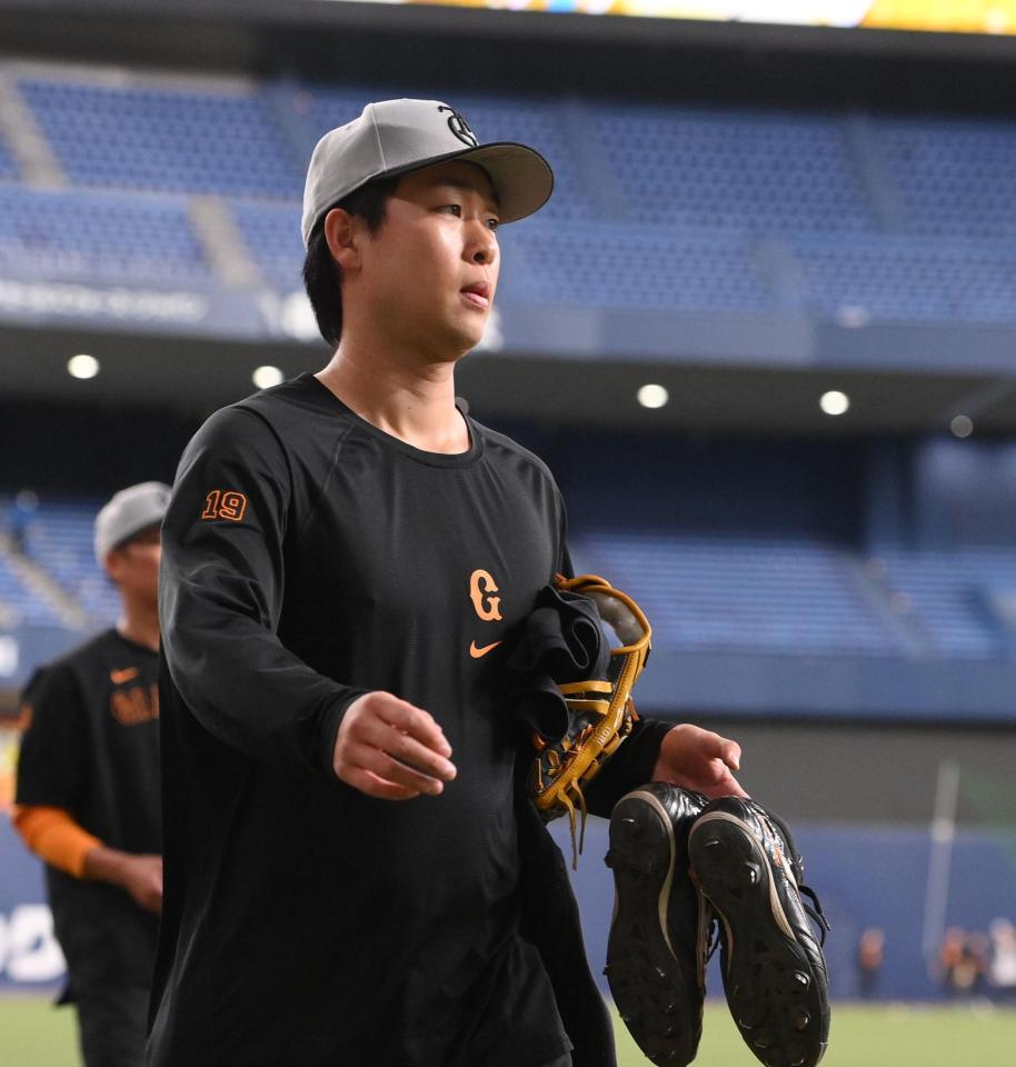 　試合前練習を終えベンチに戻る山崎（撮影・西田忠信）