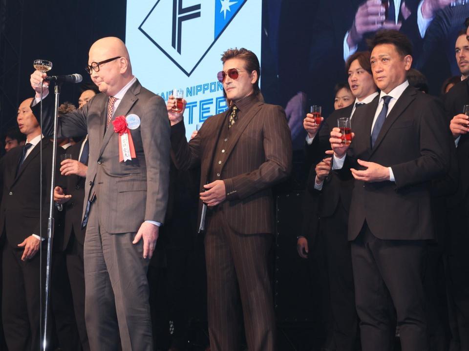 　激励会で乾杯する新庄監督（中央）＝撮影・中島達哉