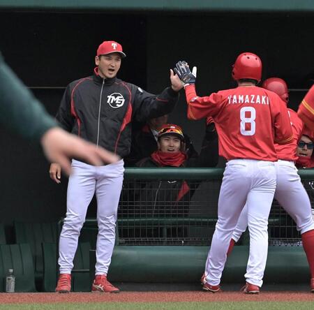 　３回、瀬戸泰地の適時二塁打で生還した山崎隼を出迎える大谷監督（左）＝撮影・持木克友