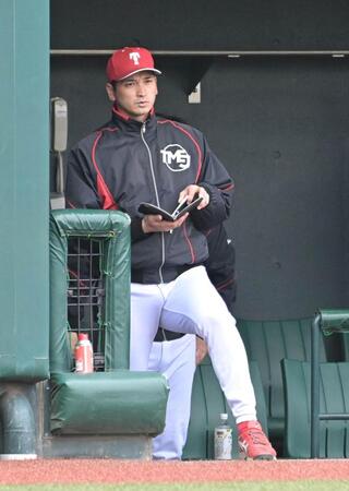　采配を振るう大谷監督（撮影・持木克友）