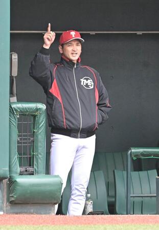 　采配を振るう大谷監督（撮影・持木克友）