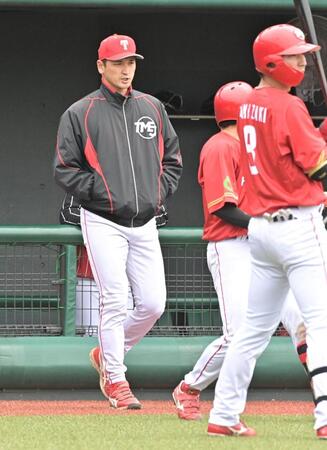 　５回攻撃の際にベンチを出て選手に声をかける大谷監督（左）＝撮影・持木克友