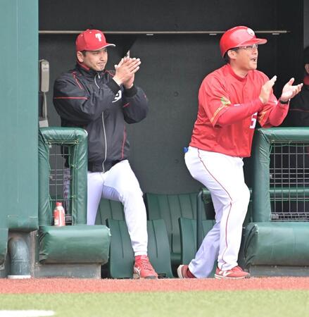 　ベンチで手を叩く大谷監督（左）＝撮影・持木克友