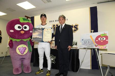 　「はびきの応援大使」委嘱状交付式に出席した太田（左）＝撮影・西田忠信