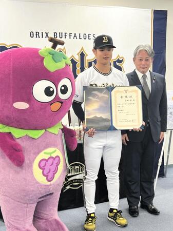 　「はびきの応援大使」に就任した太田（中央）と羽曳野市の山入端創市長（右）、ご当地キャラクター・つぶたん（左）