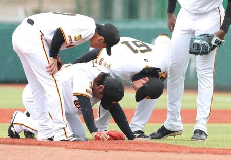 　２回、コンスエグラの打球が直撃し、マウンドでうずくまる又木（撮影・西岡正）