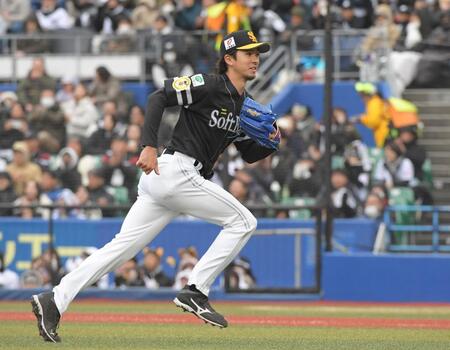 ３回、ベースカバーに走る上沢（撮影・佐藤厚）