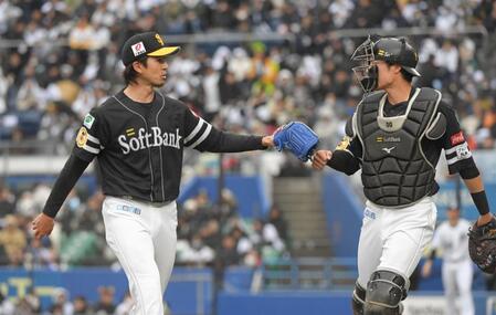 ２回、渡辺（右）と話す上沢（撮影・佐藤厚）