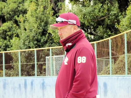 　投手練習を見つめる三木監督