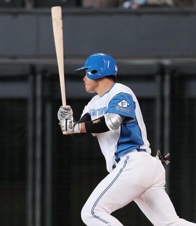 　２回、右前適時打を放つ吉田（撮影・中島達哉）
