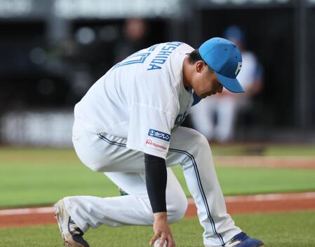 ２回、打球をファンブルする吉田（撮影・中島達哉）