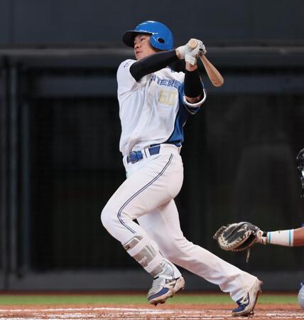 ６回、左前打を放つ吉田（撮影・中島達哉）