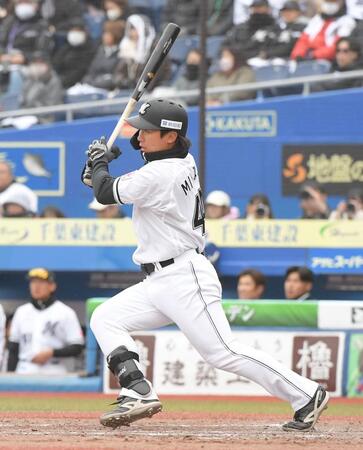 ５回、中前適時打を放つ宮崎（撮影・佐藤厚）