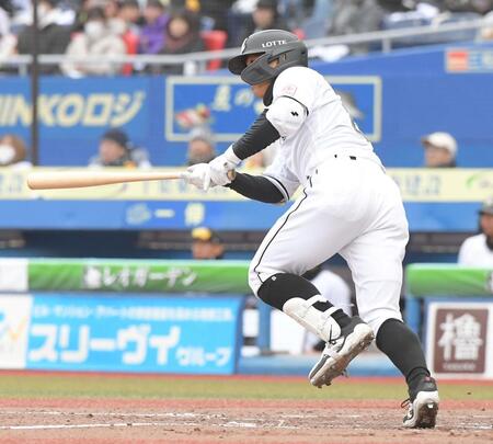 　５回、中村奨は中前に２点適時打を放つ（撮影・佐藤厚）