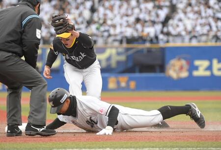 ４回、三走・上田が捕手からのけん制球でタッチアウト。野手は栗原（撮影・佐藤厚）