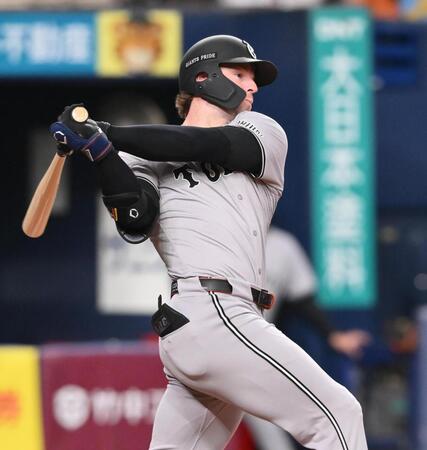 １回、先制適時打を放つキャベッジ（撮影・西田忠信）