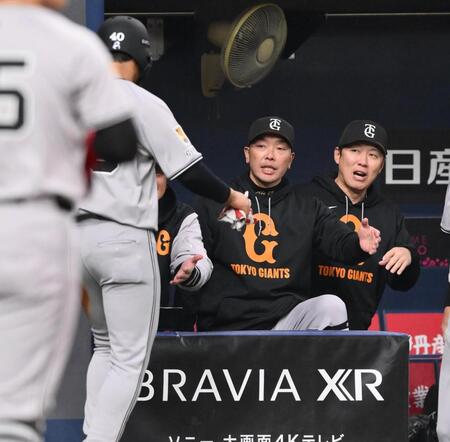 １回、生還した中山を迎える阿部監督（中央）＝撮影・西田忠信