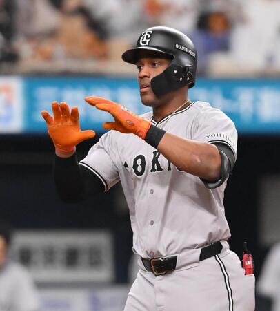 ４回、左中間ソロを放ち生還するヘルナンデス（撮影・西田忠信）