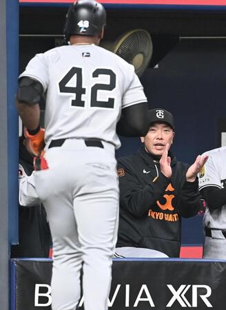 　４回、左中間本塁打のヘルナンデス（左）を迎える阿部監督