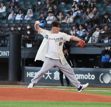 ファイターズふるさと納税の返礼品として行われたファーストピッチセレモニー（撮影・中島達哉）