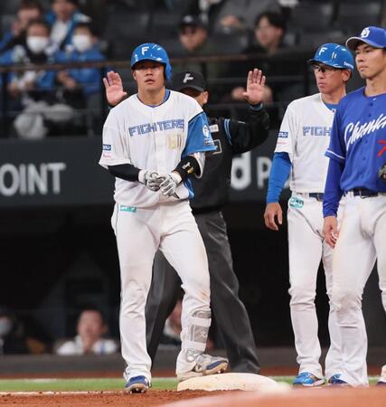 　８回、この試合４安打目となる中前打を放った吉田（左）＝撮影・中島達哉