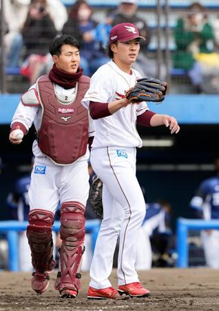 西武戦の４回、得点を許した楽天・早川（右）