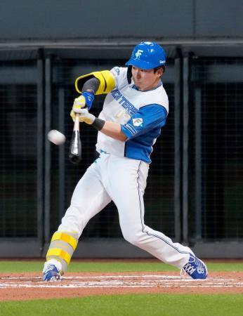 　６回、日本ハム・水野が右越えに逆転満塁本塁打を放つ＝エスコンフィールド