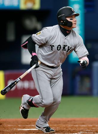 　３回、巨人・丸が右越えに本塁打を放つ＝京セラドーム