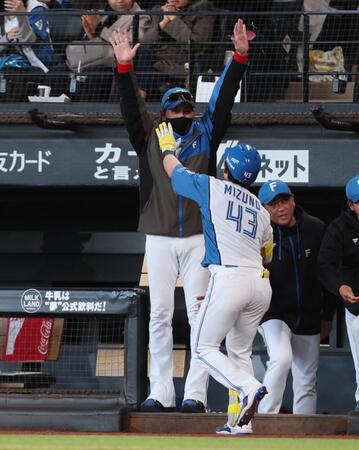 　６回、逆転満塁本塁打を放った水野（４３）をハイタッチで迎える新庄監督（撮影・中島達哉）