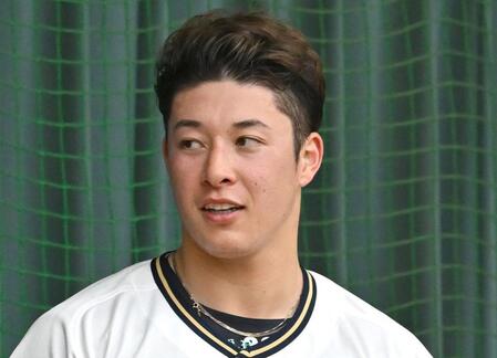 オリックス・吉田輝星の病室にお見舞いの花が続々　慣れない左手で写真撮影　表情は元気そう