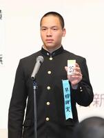 　抽選会に臨む早実・中村主将