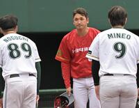 　試合前あいさつする大谷監督（撮影・持木克友）