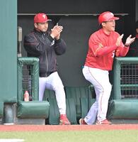 　ベンチで手を叩く大谷監督（左）＝撮影・持木克友