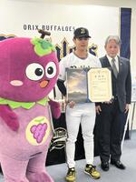 　「はびきの応援大使」に就任した太田（中央）と羽曳野市の山入端創市長（右）、ご当地キャラクター・つぶたん（左）