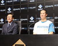 　支配下登録され、笑顔を見せる松岡（右）と栗山ＣＢＯ（撮影・中島達哉）