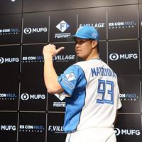 　支配下登録され、背番号を披露する松岡（撮影・中島達哉）